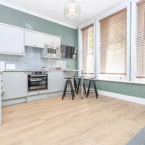  Apartment Verulum - By Coastline Retreats - Beautifully Designed Luxury Town Centre - 5 Minute Walk To The - Parking Included