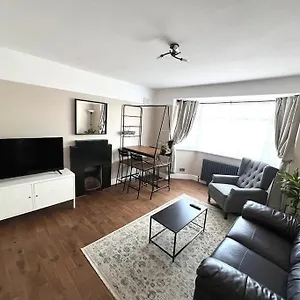  Apartment Spacious 3 Bed Sleeps 5 Near